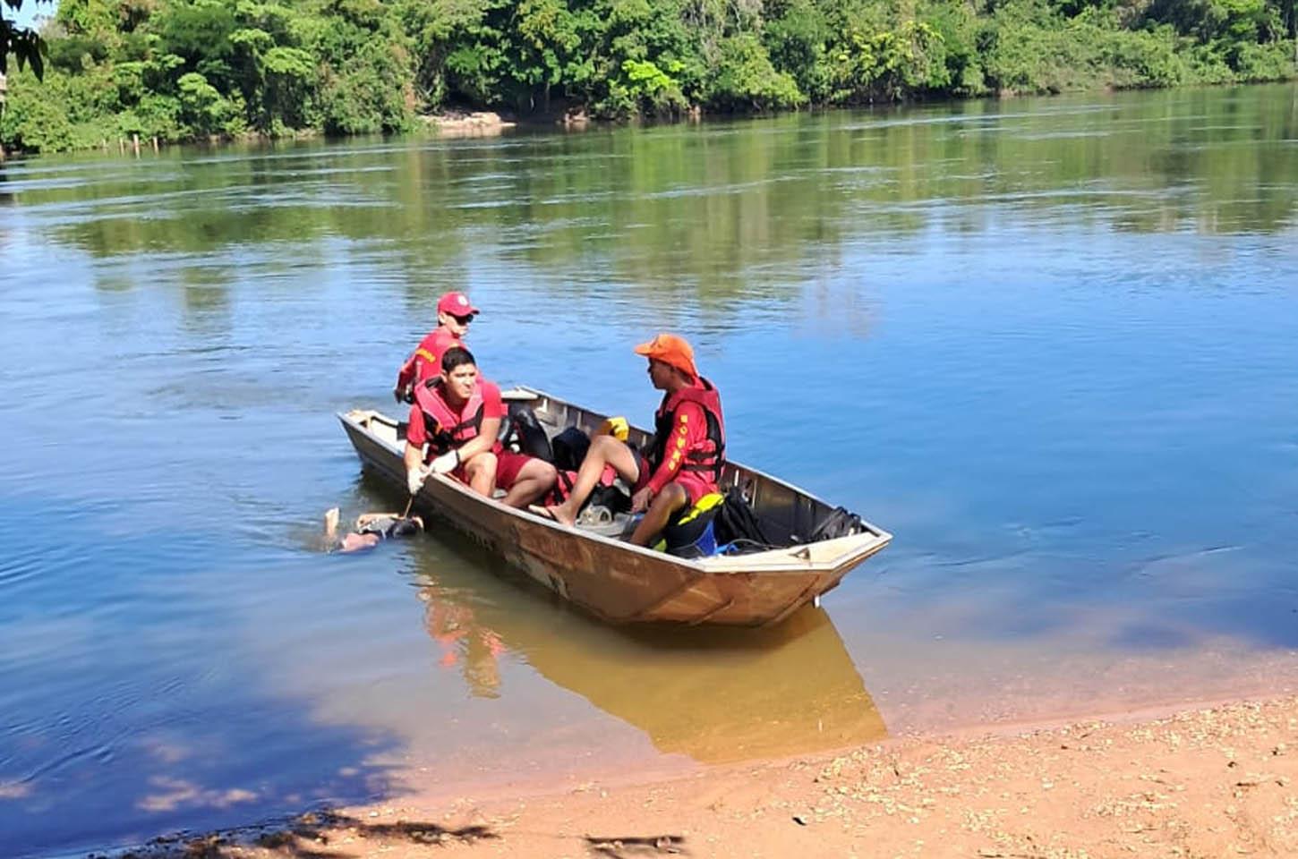 Bombeiros localizam corpo de Paulo Henrique no Rio Arinos que estava desaparecido no Rio Arinos em Juara