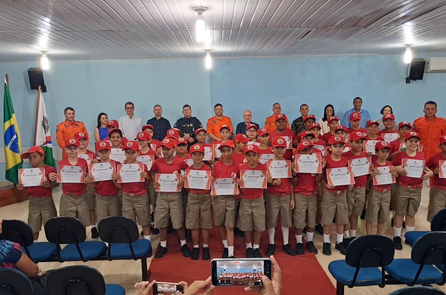 Primeira turma do Bombeiros do Futuro conclui formação com foco em cidadania e prevenção em Juara