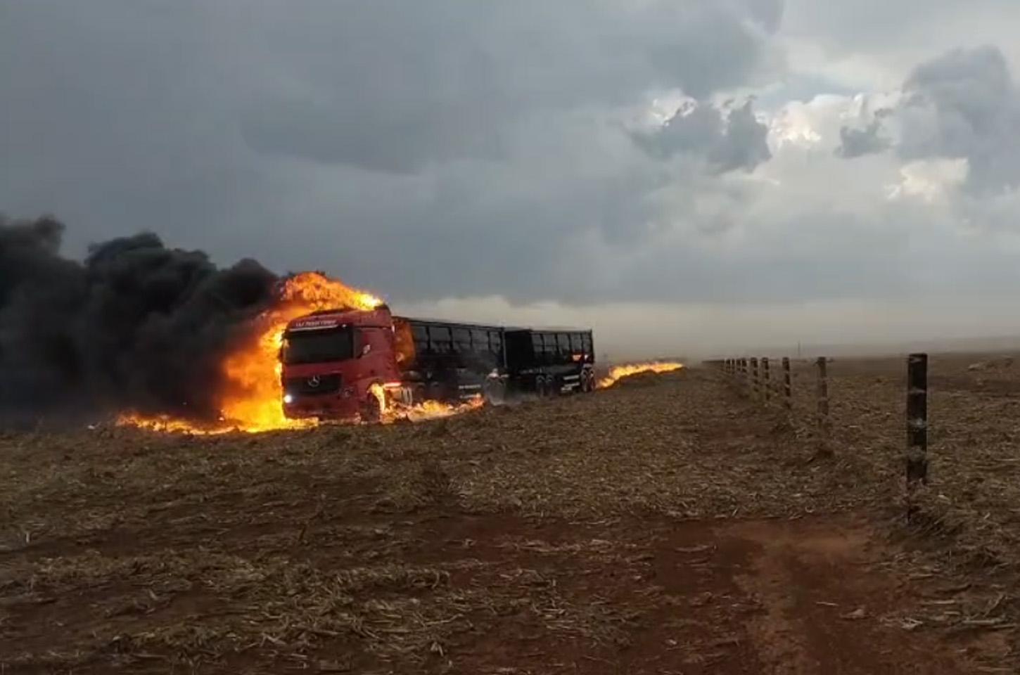 Caminhão pega fogo em área de lavoura durante forte tempestade em Tabaporã