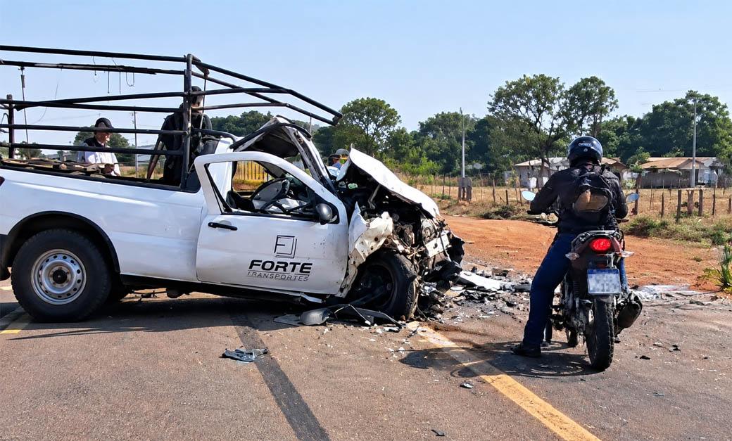 Picape ficou destruída após colisão com caminhão na MT-338 entre Novo Horizonte e Porto dos Gaúchos