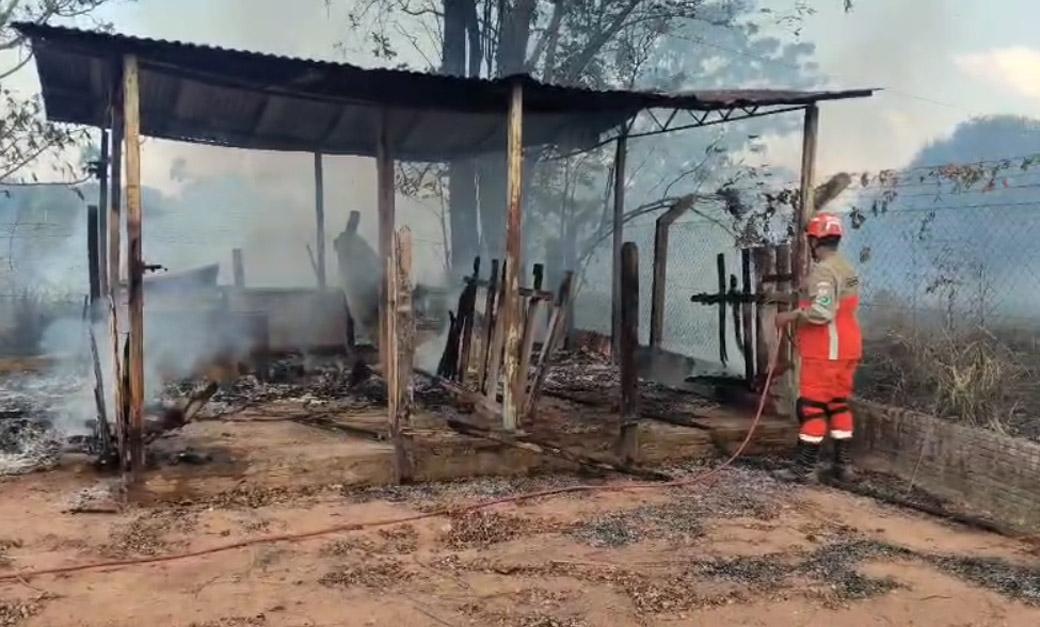 Residência rural na Estrada da Balsa, em Juara foi destruída pelo fogo neste domingo